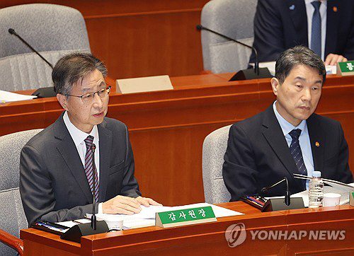 최재해(왼쪽) 감사원장이 지난 13일 국회에서 열린 예산결산특별위원회 전체회의에서 의원 질의에 답하고 있다. 연합뉴스